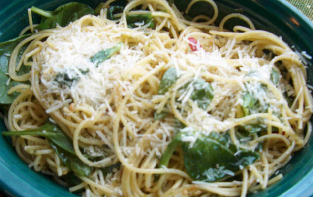 espaguete de alho com espinafre