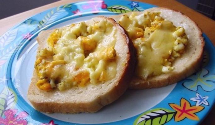 ovos mexidos com queijo cheddar na torrada