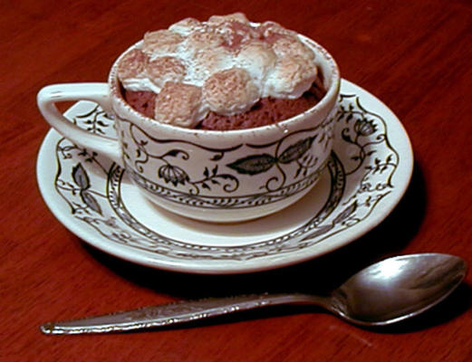 Bolo de chocolate quente com marshmallows