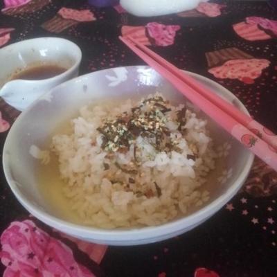arroz decorado com chá verde (ocha-zuke)