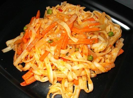 macarrão de arroz com molho de tahine e legumes mistos