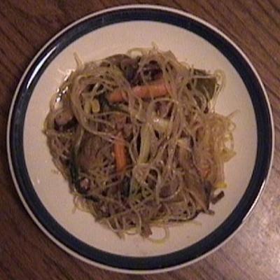 carne coreana e legumes com macarrão - chap jae