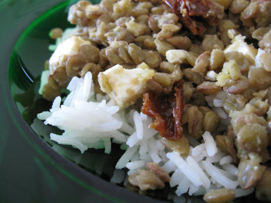 lentilhas com tomate seco e queijo feta