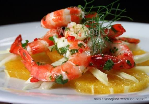 erva-doce e salada de laranja coberta com camarão / camarão