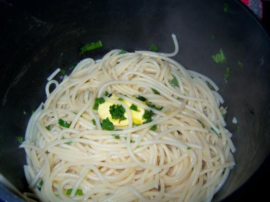 espaguete com ervas e manteiga
