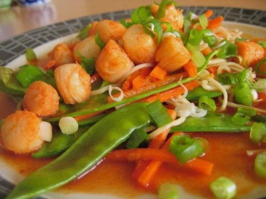 Macarrão de gergelim e tangerina com vieiras