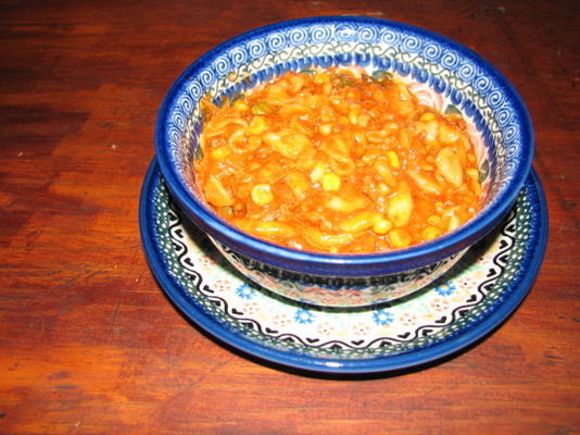 macarrão e hambúrguer um prato panela de barro crock