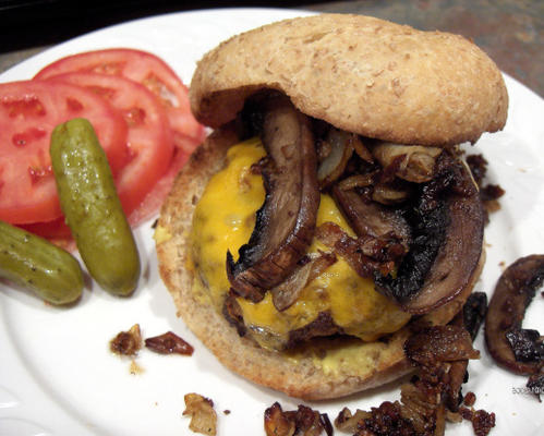 Portabella e cebola no topo para hambúrgueres