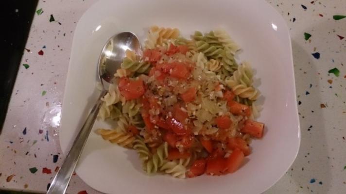 macarrão com alho, tomate e manjericão