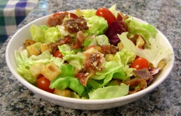 salada blt com croutons de alho