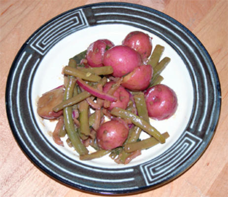 feijão de jardim e salada de batata com vinagrete balsâmico