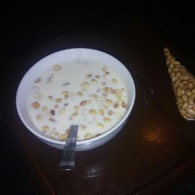 bebendo garri com peixe frito