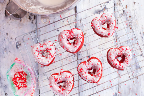 donuts de veludo vermelho assado