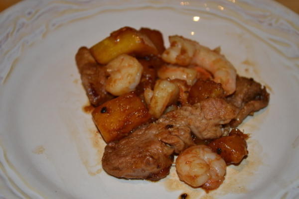 carne de porco frito, camarão e abacaxi (padd moo, goong, sapparod