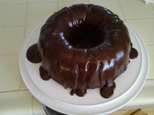 bolo de comida do diabo com cobertura de chocolate