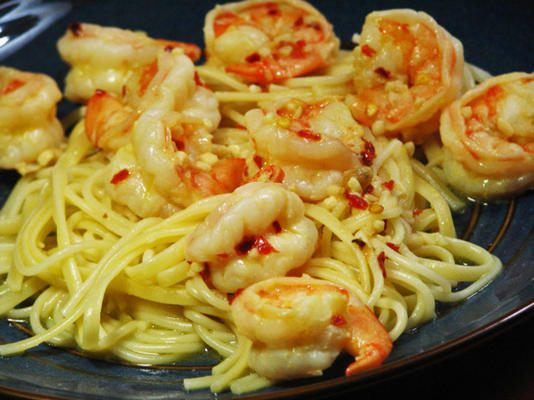 macarrão com camarão ao molho de alho (fideos con gambas)