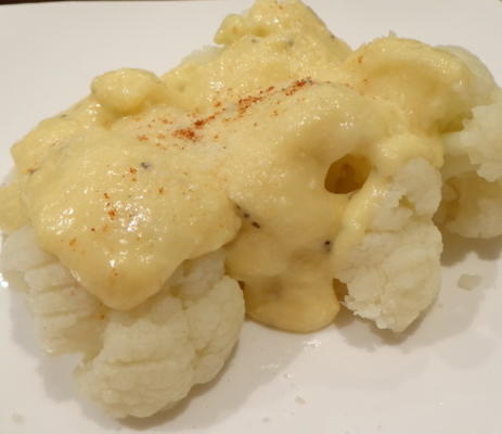 couve-flor com molho de queijo cheddar