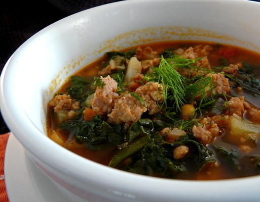 sopa de salsicha e verdes italiana de peru