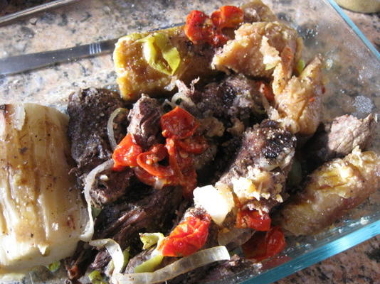 baho (carne de vaca, plátanos e yuca cozidos em folhas de bananeira)