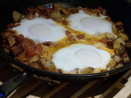 ovos cozidos com bacon e tomate