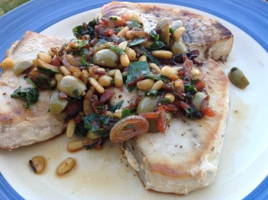 Espadarte com azeitona, pinhão e salsa