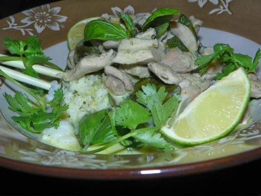 Caril verde tailandês com arroz de coco