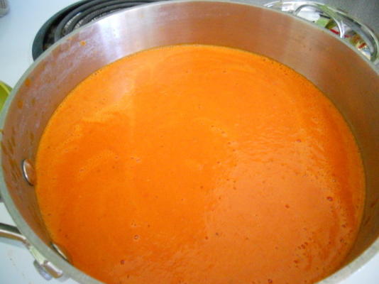 sopa de pimenta vermelha assada cremosa básica e fácil