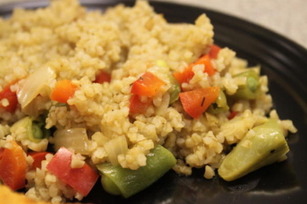 pilaf de bulgur com vagens de ervilha