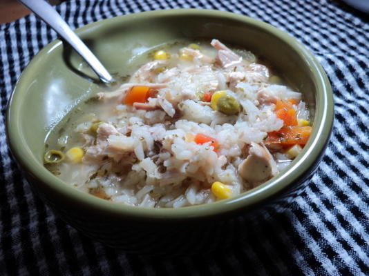 sopa de galinha e arroz de panela de barro