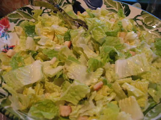 salada ceasar com alcaparras assadas