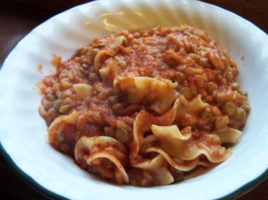 koshari - lentilhas e arroz com molho de tomate