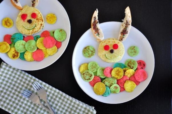 panquecas de coelhinho da Páscoa e cesta de ovos