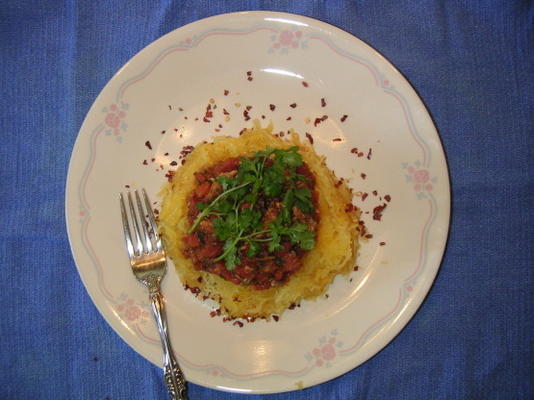 sardinha e tomate sobre polpa de espaguete