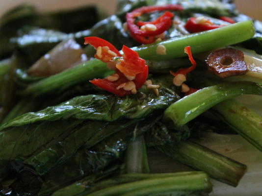 Verduras salteadas tailandesas com pimenta e alho