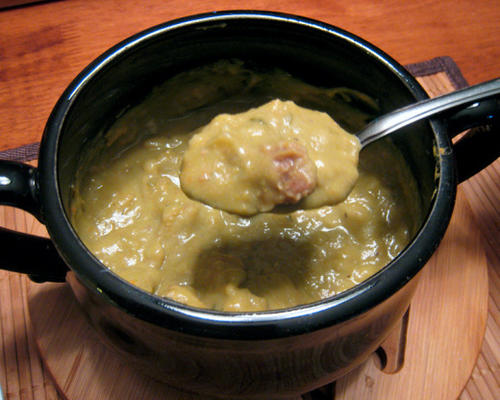 sopa de ervilha com bratwurst - pote do jarro de barro