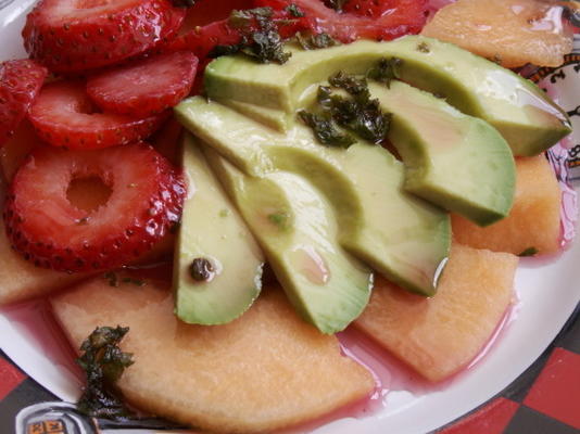 salada de morango, melão e abacate