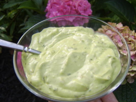 molho de abacate salada de manjericão