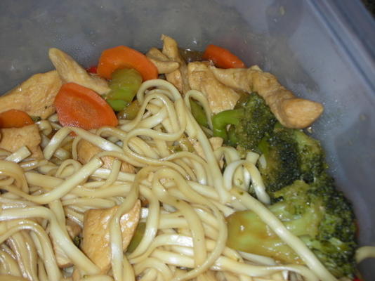 Teriyaki de frango com macarrão