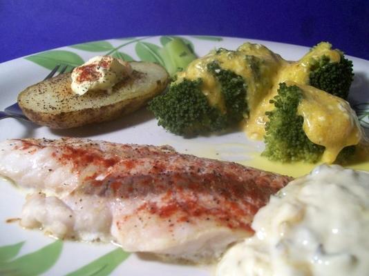 peixe com brócolis, batata assada e molho de queijo (lite-bleu)