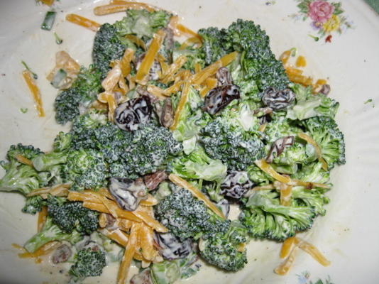 salada de brócolis e queijo cheddar