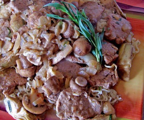 carne de porco com alcachofras e cogumelos