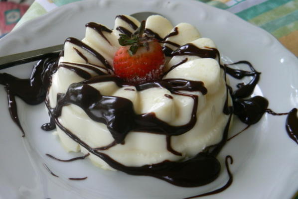 panna cotta de chocolate branco com molho de chocolate escuro