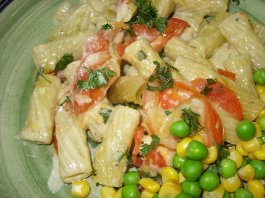 caçarola de fusilli e três queijos