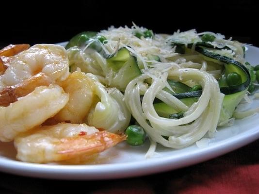 espaguete com ervilhas, fitas de abobrinha e camarão ao alho