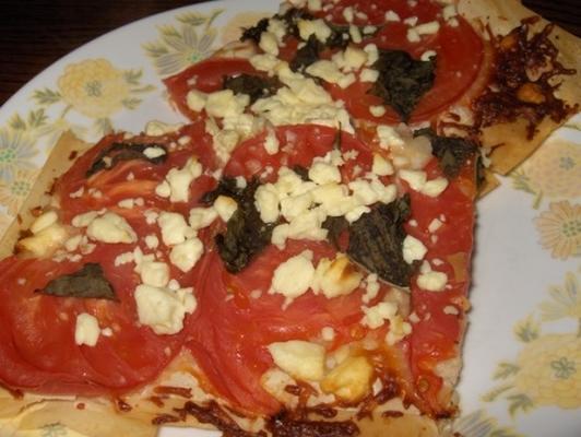 pizza de massa com tomates frescos e queijo feta