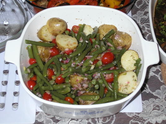 batatas estilo provencial e feijão verde