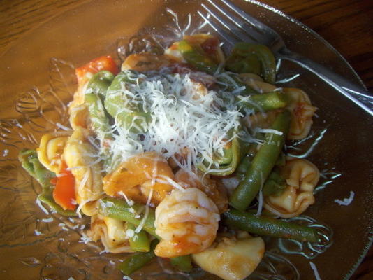 Tortellini de camarão com feijão verde e pimentão vermelho