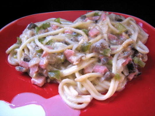 linguine do queijo do presunto e do suíço
