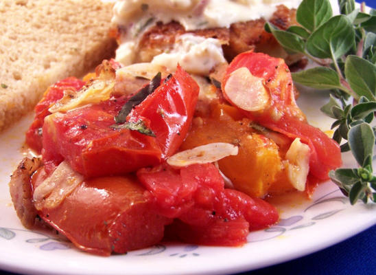 tomates assados ​​no forno com manjericão e bacon