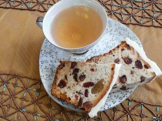 toque moderno em bolo de frutas com cobertura de creme de chocolate branco